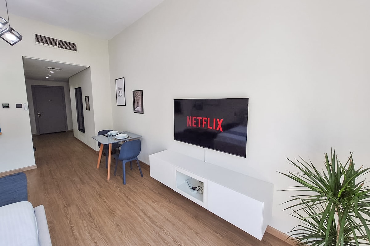 Top Airbnb: Charming Studio w/ Metro Access & Fiber Internet in Jebel Ali First