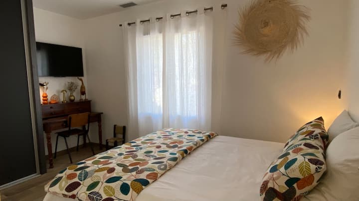 Стаята е оборудвана с 2 легла с размери 80 х 200 с възможност за превръщането им в легло с размери 160 х 200.