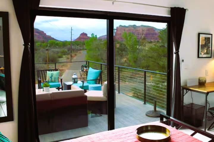 Cactus Mountain Loft otvoren je za dnevni boravak s dva bračna kreveta, kadom u prahu i pristupom terasi na krovu.  Namjenski prostor za rad i brzi Starlink Internet. Sedona Sky, Sedona Arizona.