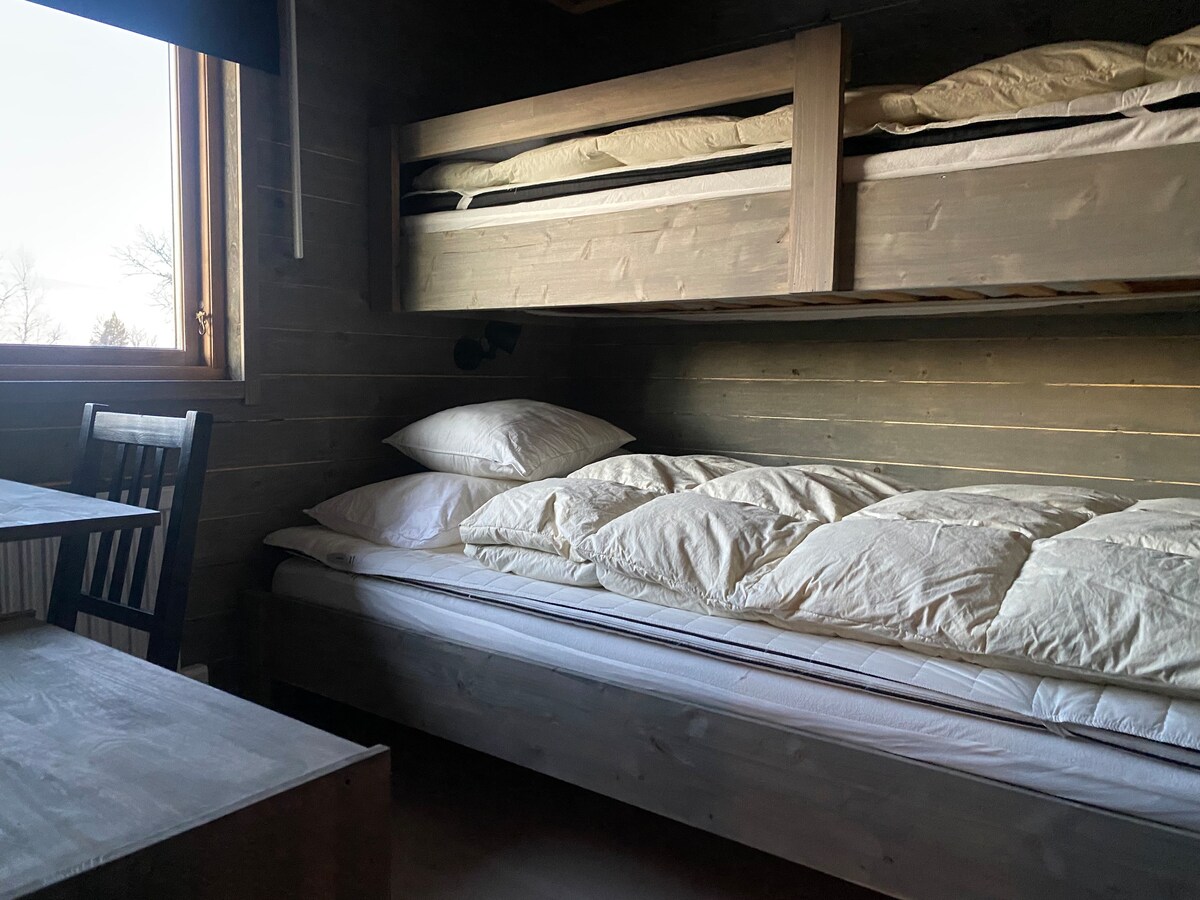 Sovrum med våningssäng (överslaf ca 80 cm och underslaf ca 120 cm bred) samt skrivbord.