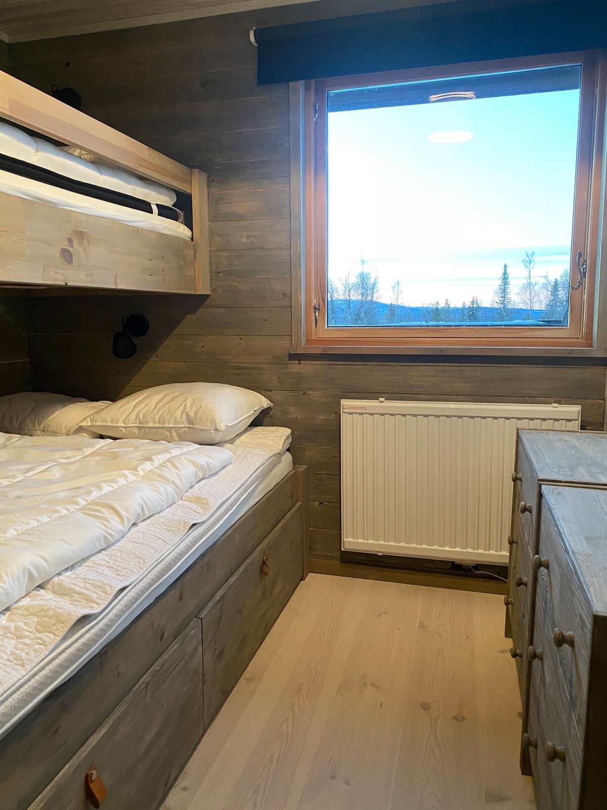 Sovrum med våningssäng (överslaf ca 80 cm och underslaf ca 120 cm bred) samt byråer för förvaring.