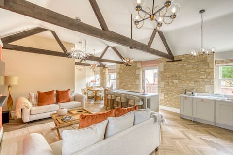 Top performing Airbnb: Luxury 2-Bed Apartment in the Heart of Cirencester in Cirencester