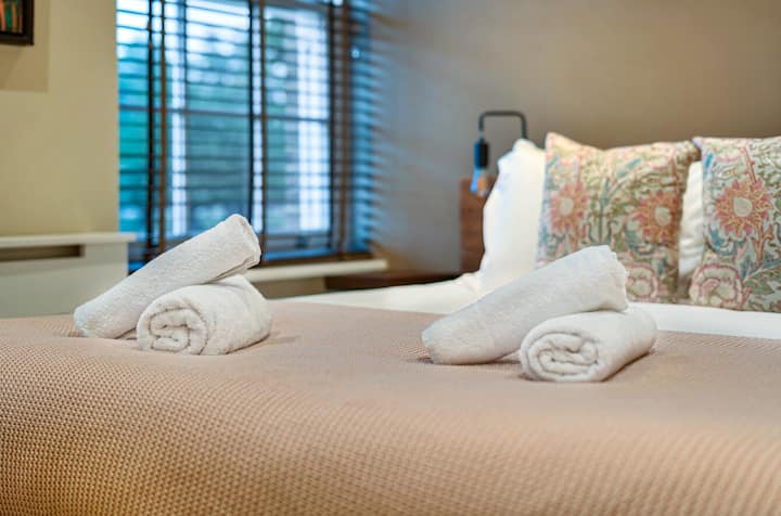 Bračni krevet u glavnoj spavaćoj sobi.  Ručnici za svakog gosta. 