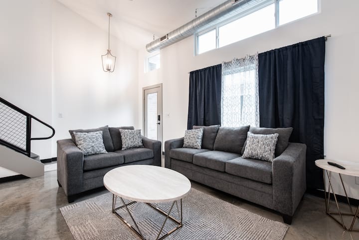 Superhost ~ Beautiful New Modern Condo W/ 75" Tv - Murray Hill, KY