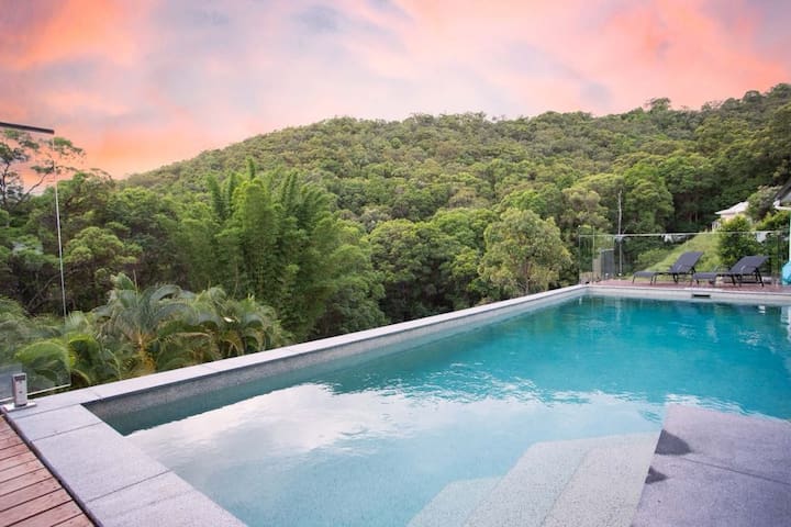 Skybolt Escape – Heated Pool, Pet on app