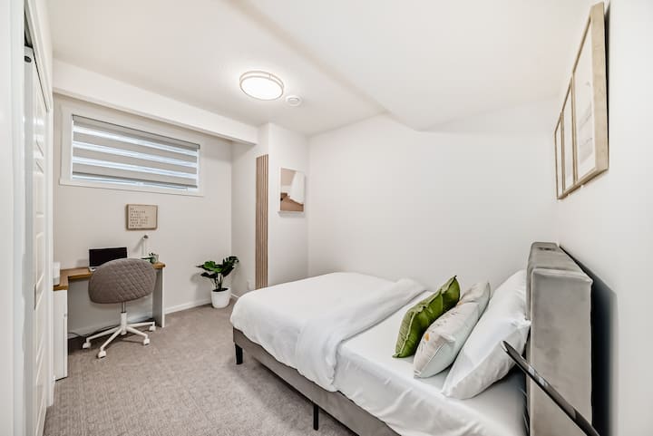 Habitación bien iluminada con cama tamaño queen con espuma viscoelástica y almohadas de primera calidad para el mejor sueño de tu vida