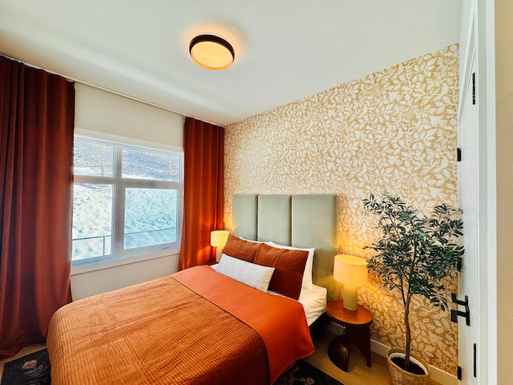 Glavna spavaća soba s udobnom posteljinom, prirodnim svjetlom i mirnom atmosferom.