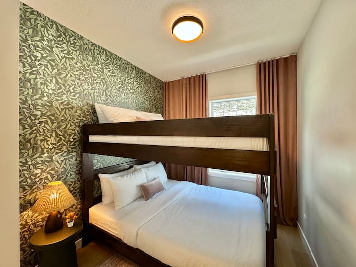 Udobnost i praktičnost: prostrani bračni krevet na kat, savršen za obitelji ili grupe.