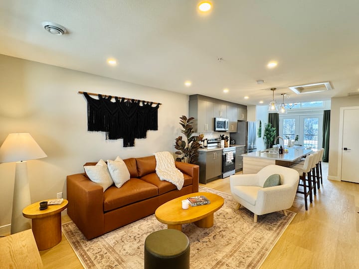 Udoban dnevni boravak s modernim namještajem, kaminom i prostorom za opuštanje nakon dana provedenog na otvorenom.