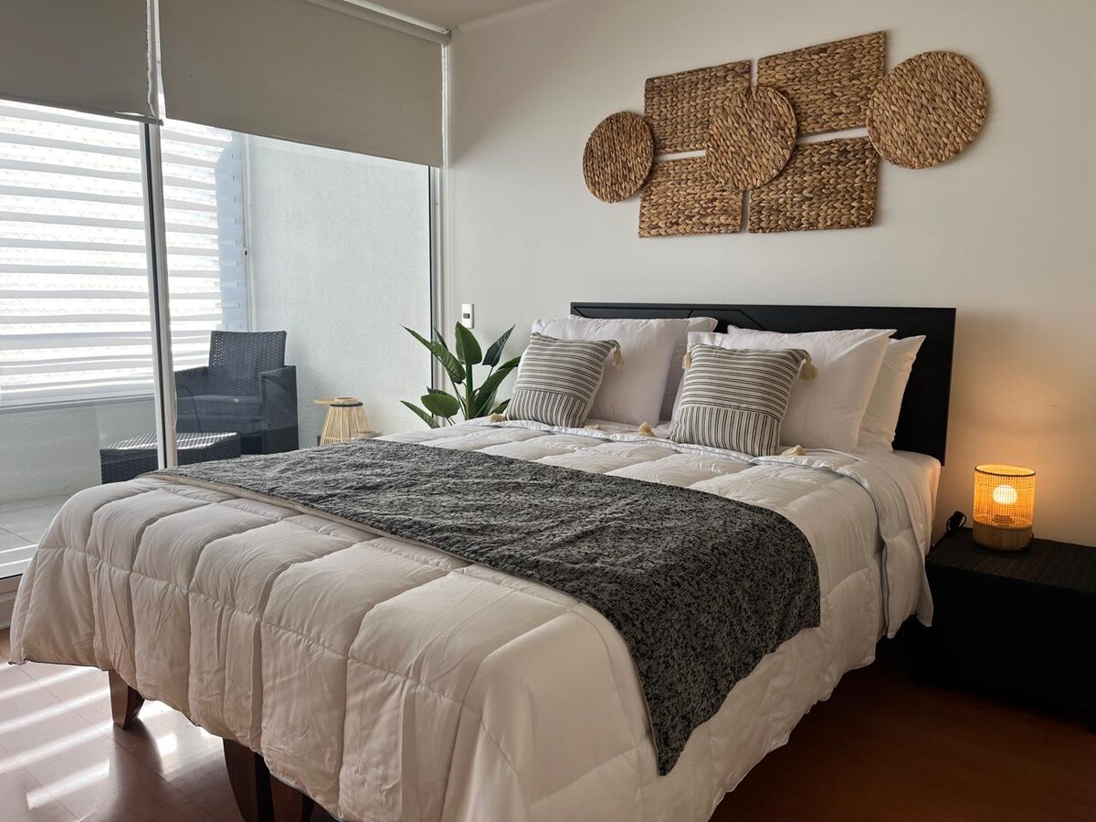 Прекрасно украсено живеалиште со поглед на океанот и завеси за затемнување.