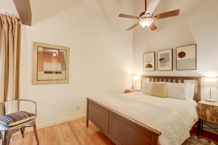 El acogedor dormitorio queen cuenta con ventilador de techo, baño privado y edredón de plumas.