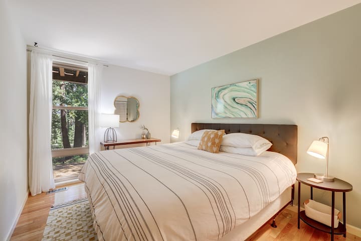 La lujosa cama tamaño king está vestida con sábanas frescas y de alta calidad y un edredón de plumas.