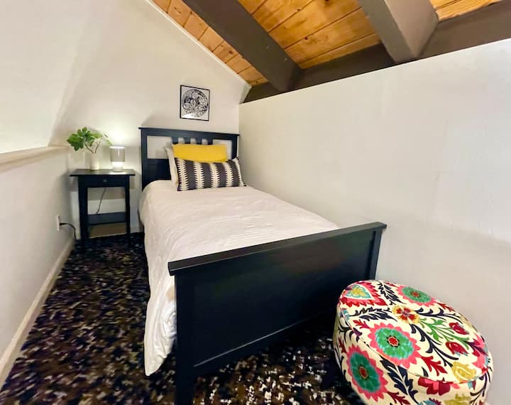 El loft tiene una acogedora cama doble con un edredón de plumas. Está semiabierto al espacio habitable de abajo y está adyacente al espacio de trabajo y al rincón de lectura.