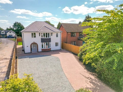 Beautiful, spacious and luxurious house.