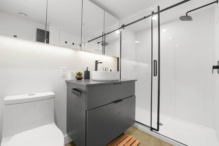 FULL City View High Rise Modern New Living gallery image 4