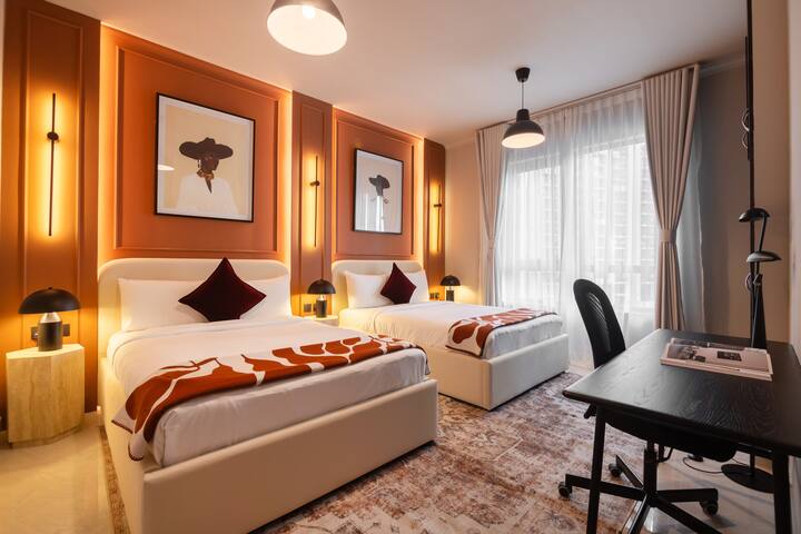 Dhomë gjumi e bollshme me dy krevate dopio "queen", një vend pune të dedikuar, dollap dhe një banjë brenda saj