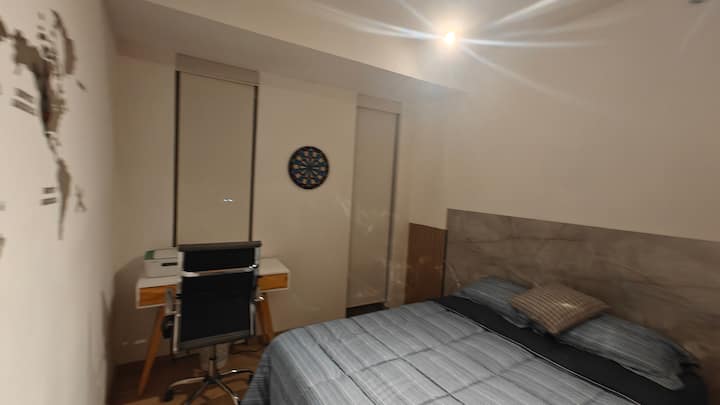 ห้องนอนที่สองมีพื้นที่ทำงานขนาดเล็กและเครื่องพิมพ์สีและลิ้นชักสำหรับเสื้อผ้า Gardado de