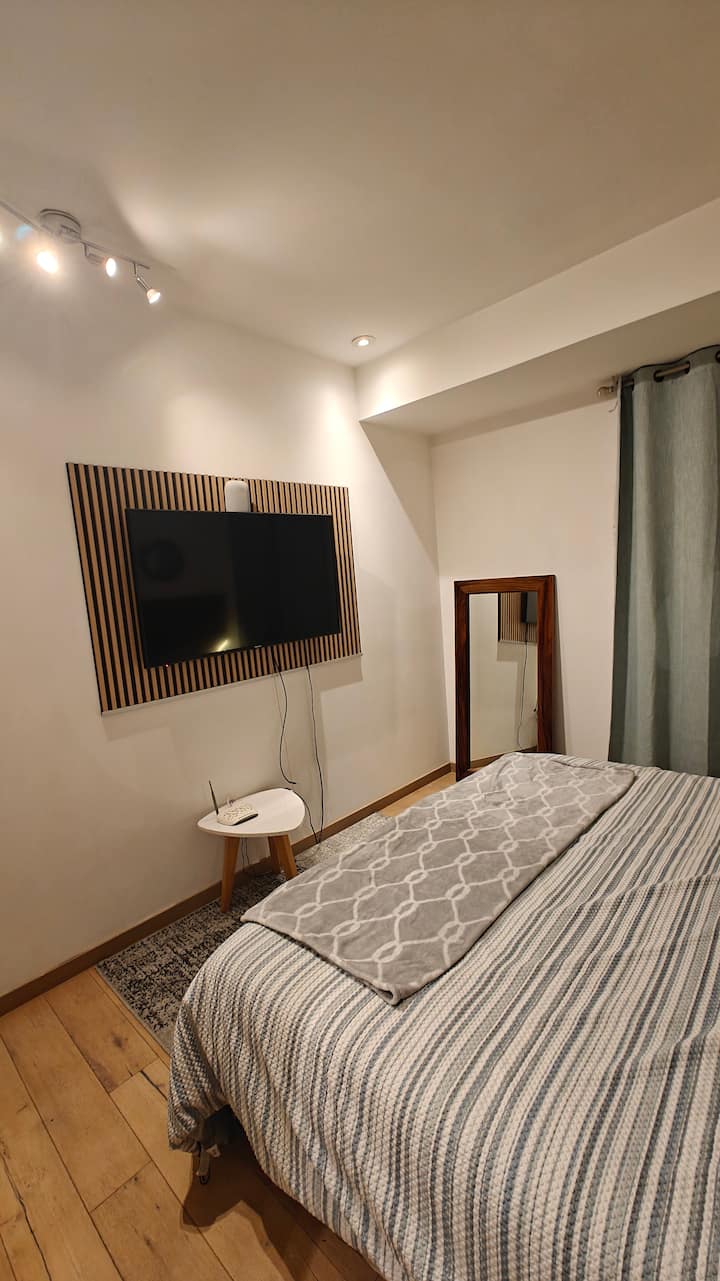 Recamara ขนาดคิงไซส์พร้อมตู้เสื้อผ้าแบบเดินได้และห้องน้ำส่วนตัวนอกจากนี้ยังมี Smartv ขนาด 50 "และการชาร์จโทรศัพท์มือถือที่มีทางเข้าหรือระบบไร้สายที่แตกต่างกันนอกจากนี้ยังมีสมาร์ทฮอร์น