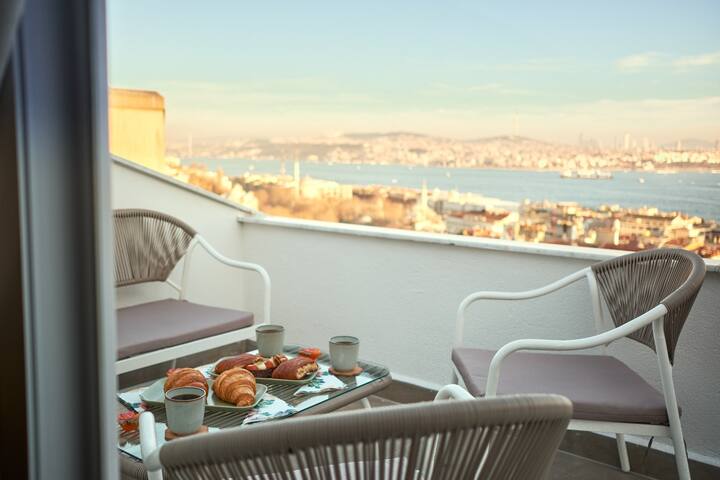 Urban Oasis: Duplex 3BR, 2BA, 2 Private Terraces gallery image 2