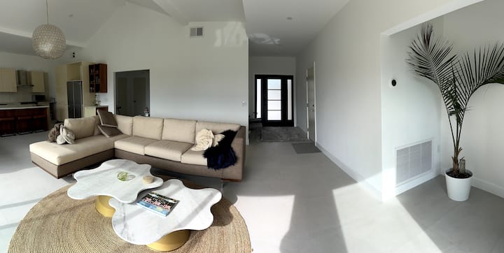 Soleil: Modern-beach Vibe - San Diego, CA