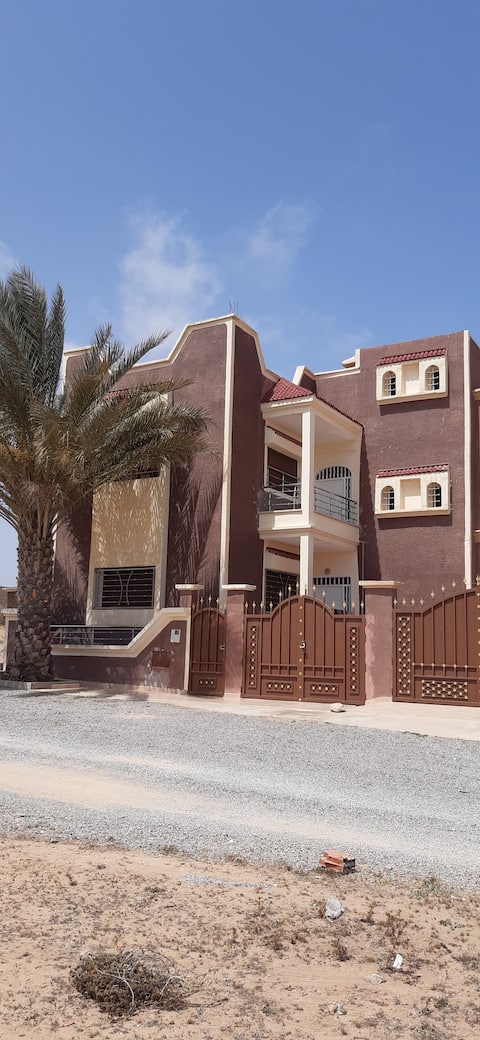 Pleasant 1st floor apartment in house near beach