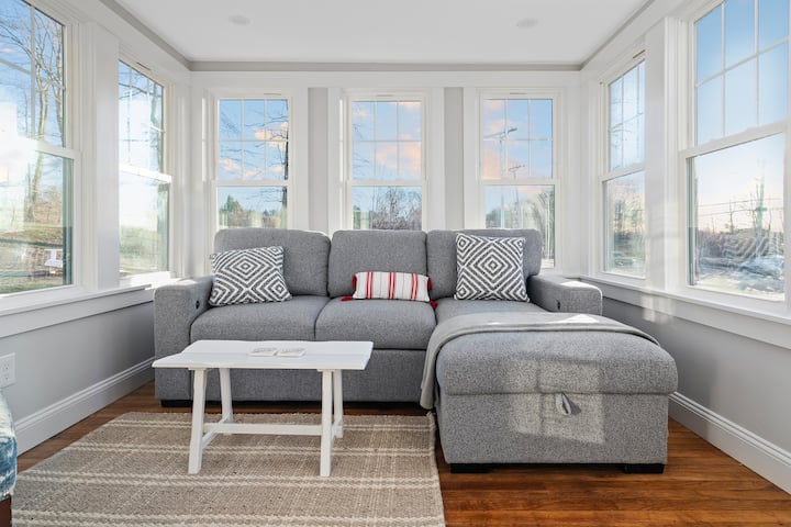 Პატარა დენი ფრანგული კარების კონფიდენციალურობით გამოიღეთ ორადგილიანი საწოლი დღისით დასაძინებლად, რომელიც მოცემულია მარჯვენა მხარეს