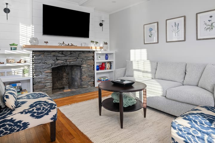 Weathervane Cottage - ბუნგალო მისაღები ოთახი ტახტით და 2 კლუბის სკამი ბუხართან ტელევიზორით