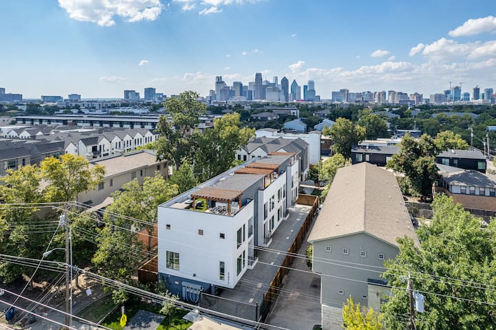 Luxurious Retreat ~ Gated ~ Hot Tub ~ View ~ BBQ