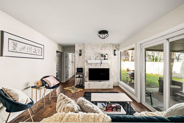 Hot Tub & Fire Pit: Your Austin Getaway!