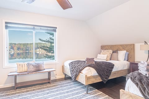 Lakefront Lookout-Hot tub-Fireplace-Dock-Game Room