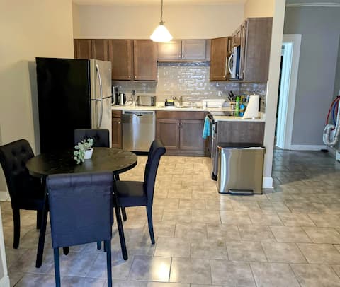 Charming & Roomy 3BR/1BA Fl 2 Apt @Downtown Albany