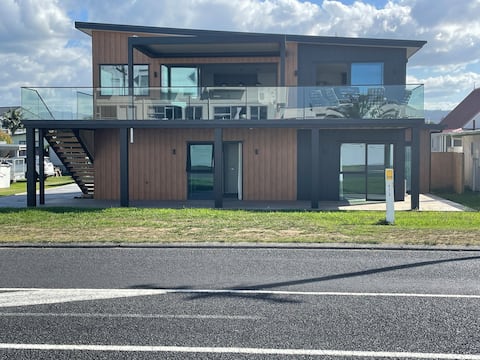 Top performing Airbnb: Stunning Coastal Retreat - 2 mins from the Beach in Whangamatā
