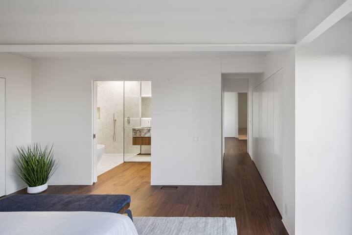 The Easton Residence gallery image 4