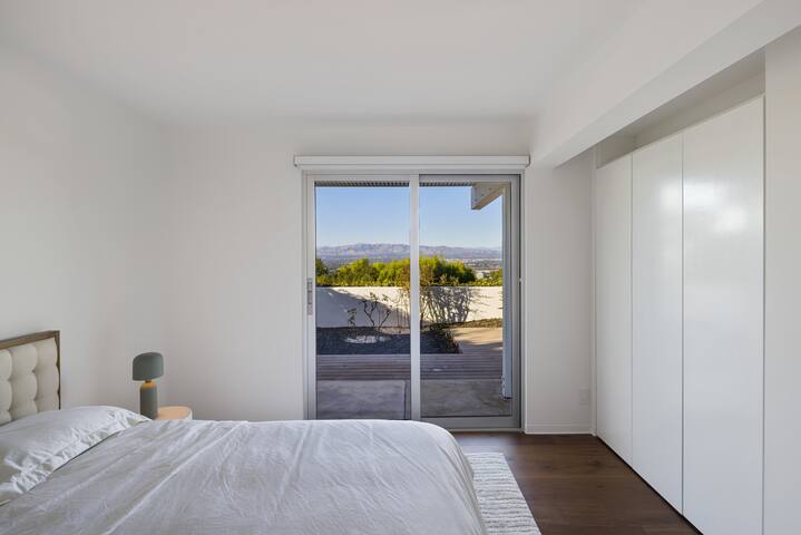 The Easton Residence gallery image 5