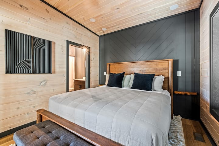 Оваа брачна спална соба на горниот кат нуди приватно место за одмор со сопствена бања, совршено за опуштање по денот исполнет со авантури.