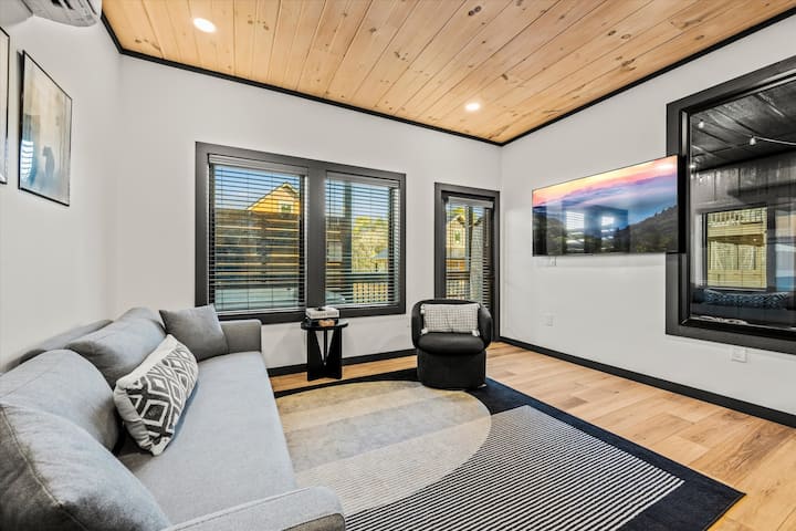 Опуштете се во овој привлечен простор за одмор, совршен за гледање филм или уживање во тивок момент.