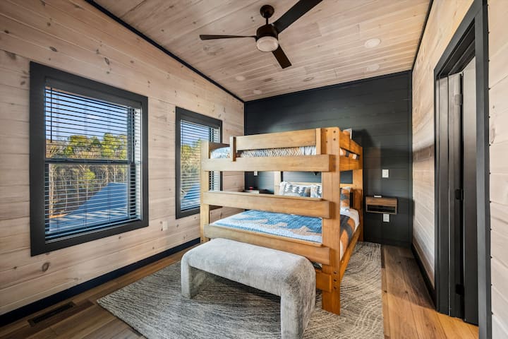 Без разлика дали се за деца или возрасни, оваа двокреветна соба на спрат нуди доволно простор за опуштање, како и сопствена бања за дополнителна приватност.