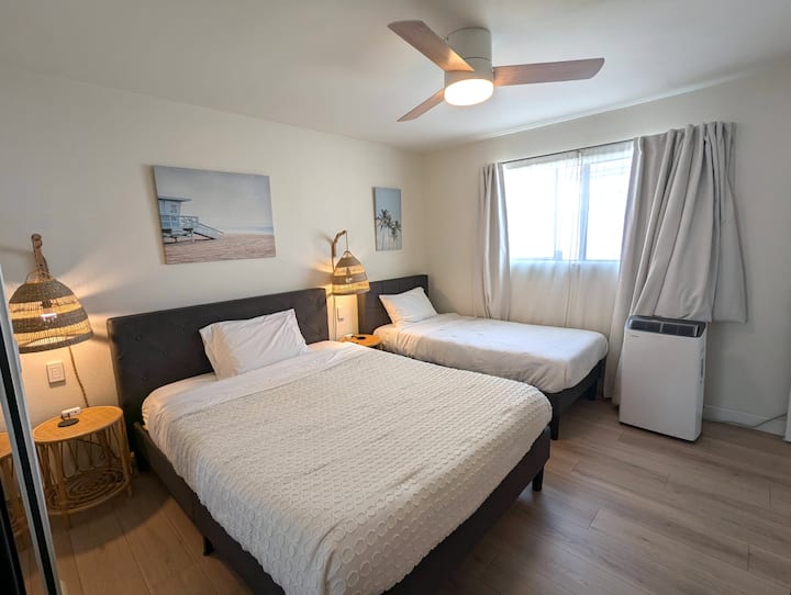 ห้องนอน 2 พร้อมเตียงควีนไซส์และเตียงเดี่ยว >