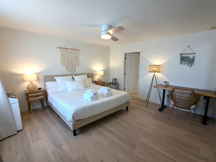 ห้องน้ำในตัวพร้อมเตียงคิงไซส์