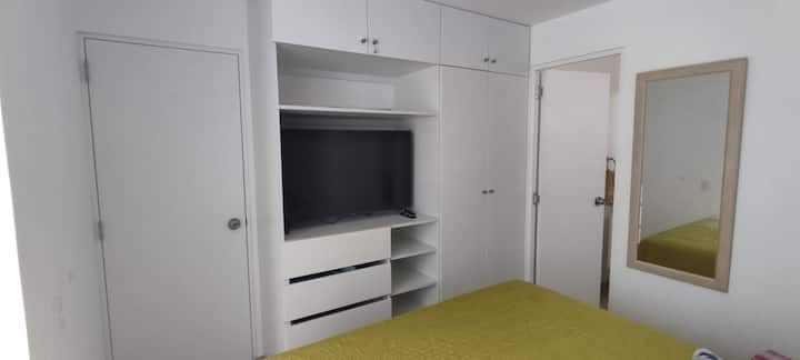 Chambre avec lit Queen size, cour et salle de bain privée.