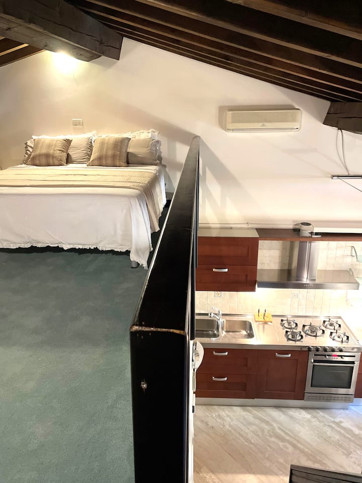 Vue sur la cuisine depuis la chambre en mezzanine