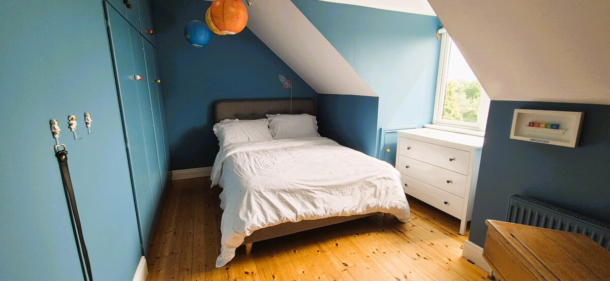 这间舒适的卧室配有一张双人床、衣柜空间和花园景观。 床下还有一张单人床垫供您使用。 