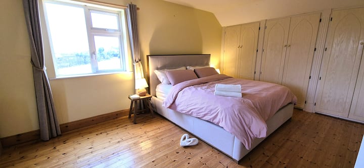 Veľký primárny apartmán má manželskú posteľ King, pracovný priestor, šatník a vlastnú kúpeľňu. Zobuďte sa s výhľadom na krajinu!