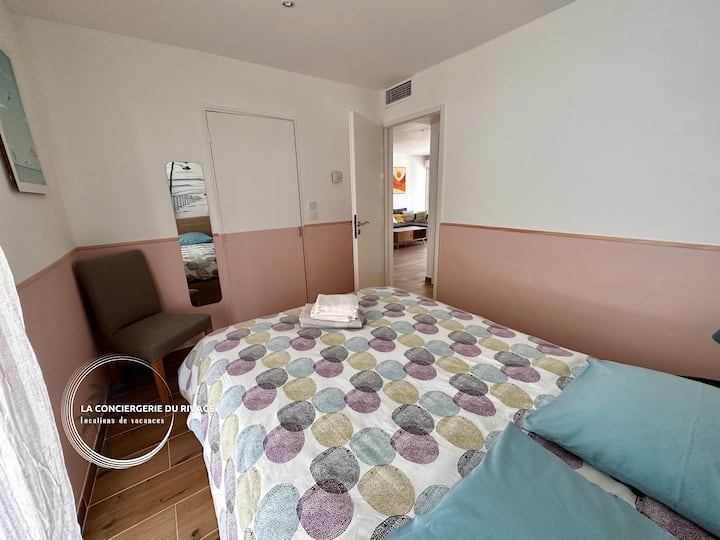 空调卧室2 ，配备140x200张床，衣柜