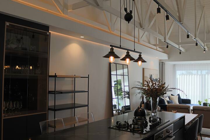 Obsidian Loft |2Bed 2Bath walk distance from beach gallery image 4