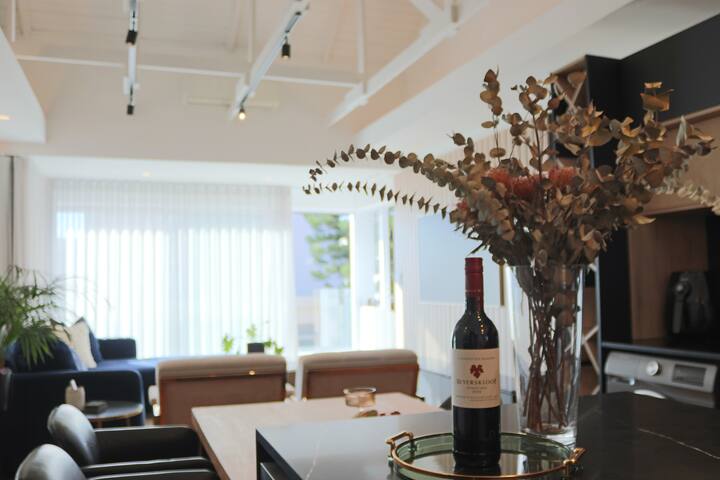 Obsidian Loft |2Bed 2Bath walk distance from beach gallery image 2