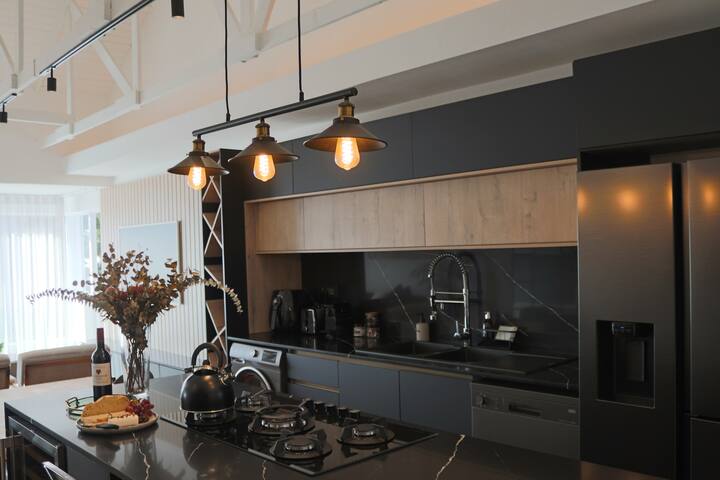 Obsidian Loft |2Bed 2Bath walk distance from beach gallery image 5