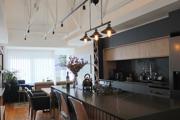 Obsidian Loft |2Bed 2Bath walk distance from beach