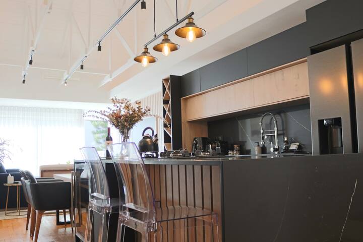 Obsidian Loft |2Bed 2Bath walk distance from beach gallery image 3