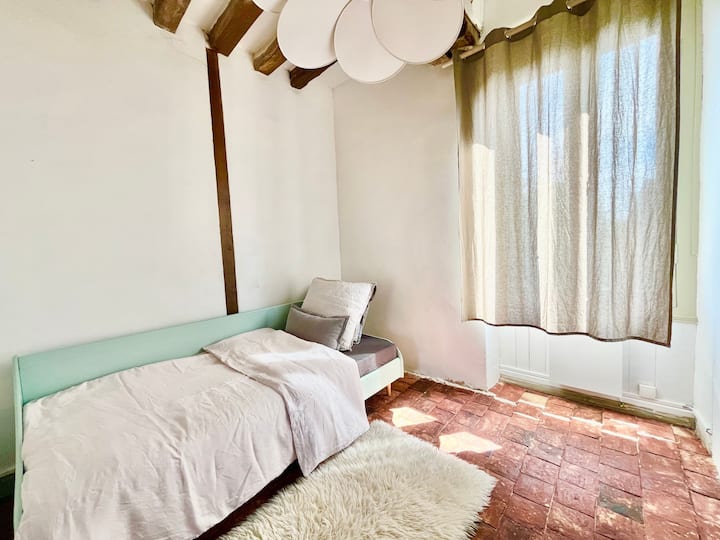 ¡Un sofá cama, un poco bajo, perfecto para un niño o incluso para un adulto!